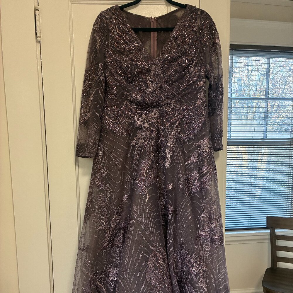 Mac Duggal Floral Embroidered Long Sleeve A-Line Gown SZ 8, 20336